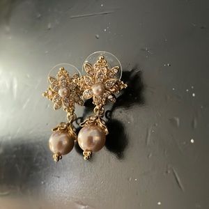 Pearl earrings with colored diamonds